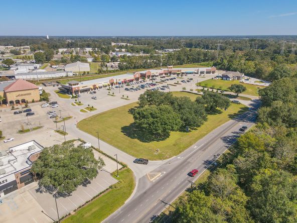 Highland Park Marketplace: 18300-18400 Old Perkins Road East, Baton Rouge, LA 70810